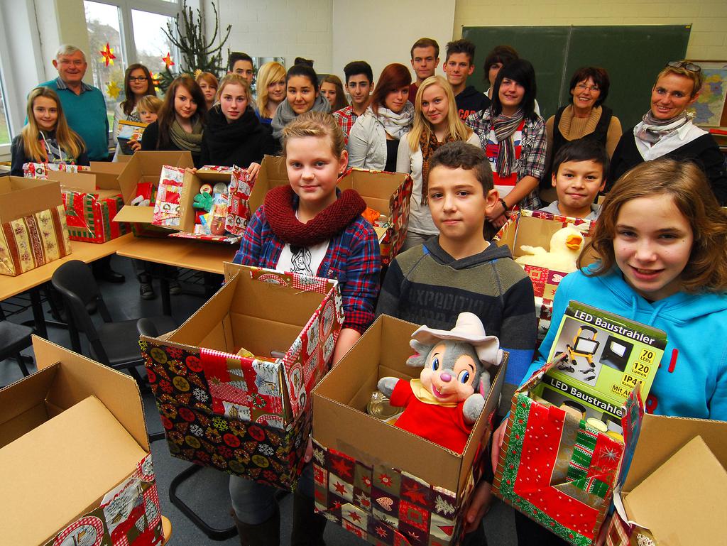 Über 50 Päckchen für die Dorstener Tafel haben die Schülerinnen und Schüler der Erich-Klausener-Realschule gesammelt. Josef Vrenegor (l. im Bild) nham die große Spende entgegen.