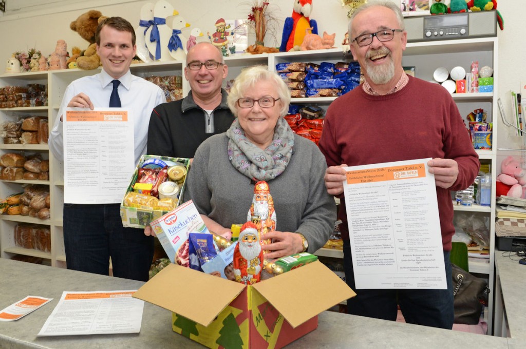Foto: Bludau - 18.11.2015 - Dorsten Damit auch bedürftige Menschen aus Dorsten in diesem Jahr wieder ein Weihnachtspäckchen bekommen, ruft die Dorstener Tafel zu ihrer Aktion „Fröhliche Weihnachten für alle“ auf. Schon am 17. Dezember soll es bereits zum achten Mal diese besondere Bescherung für bedürftige Menschen geben. Aus diesem Grund bitten die Verantwortlichen von der Dorstener Tafel und Dorstens Bürgermeister Tobias Stockhoff, als Schirmherr: „Machen Sie bedürftigen Familien, Mitbürgerinnen und Mitbürgern zu Weihnachten eine besondere Freude! Packen Sie ein Päckchen mit haltbaren Lebensmitteln, also alles, was nicht gekühlt werden muss oder rasch verderben kann!“ Gut geeignet dafür sind zum Beispiel: Konserven, Nudeln, Reis, eingeschweißte Fleischprodukte, Kaffee, Tee, Marmeladen, Nüsse, Plätzchen, Süßigkeiten, Suppen oder Säfte. Ebenso freuen sich die Menschen über Drogerieartikel, wie: Shampoo, Seife, Duschgel usw. Natürlich können auch persönliche Zutaten mit ins Paket gelegt werden, wie zum Beispiel Stofftiere, Spielzeug oder Tannenzweige und Strohsterne. Besonders wichtig dabei ist es den Verantwortlichen darauf hinzuweisen, dass auf Alkohol, Tabakwaren, Medikamente verzichtet werden soll. Außerdem wird gebeten keinen Absender anzugeben und das Päckchen oben offen zu lassen. „Wir packen die Päckchen gegebenenfalls noch mal ein wenig um, damit wir sicherstellen können, dass beispielsweise Spielzeug auch nicht an Rentner, sondern an Kinder geht.“, erklärt Hedwig Schnatmann. „Wir hoffen auch in diesem Jahr wieder auf eine gute Spendenbereitschaft.“, sagt Herbert Rentmeister, der Vorsitzende der Dorstener Tafel. Und weiter: „Weihnachten soll etwas Besonderes sein, auch für die, die nicht so viel haben“.
